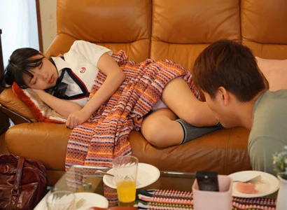 Thằng kia đang chén em gái mới lớn của người yêu