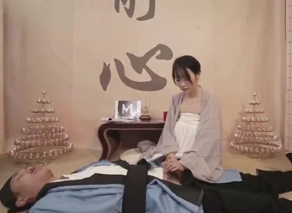 Cô gái áo tu băng bó cho vị đạo sĩ bị thương