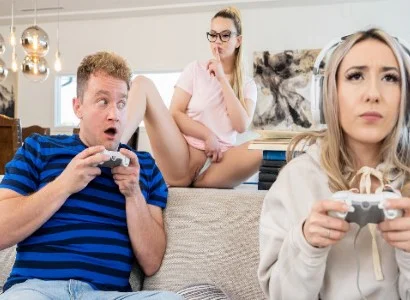cô nàng mải mê chơi game khiến bạn thân nhân cơ hội cướp người yêu
