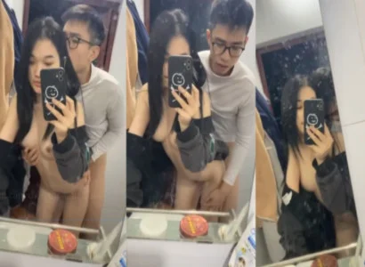 Hai bạn trẻ ân ái với nhau trước gương