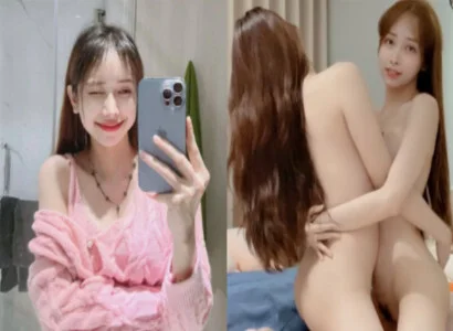 Cặp đôi bạn thân là Lâm Thái Vy và bạn của cô ấy móc bím trong buổi phát sóng trực tiếp