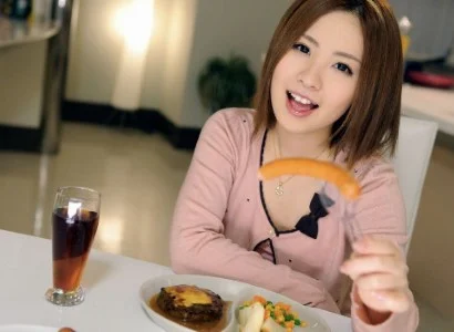 Người đàn ông ăn bữa tối xong rồi nện em