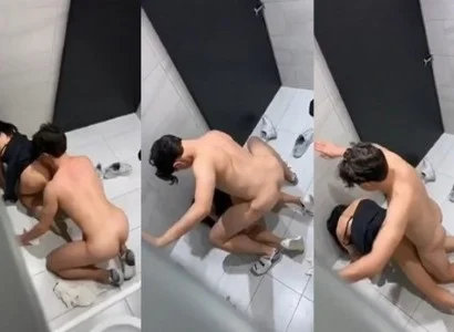 Hai người lớn quan hệ với nhau trong WC