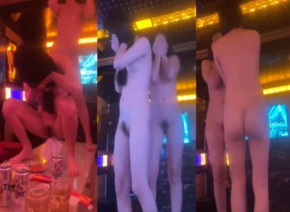 Người đẹp trình diễn tiết mục thoát y quyến rũ tại quán karaoke